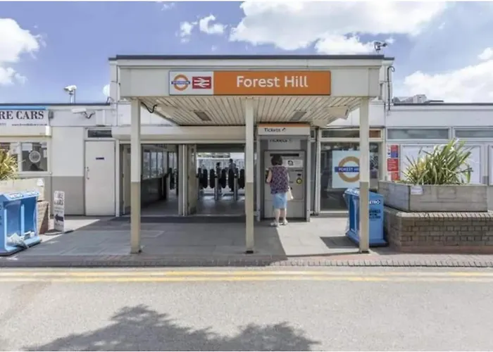Luxury 1-Bed Apartment In Sought After Prime London Location