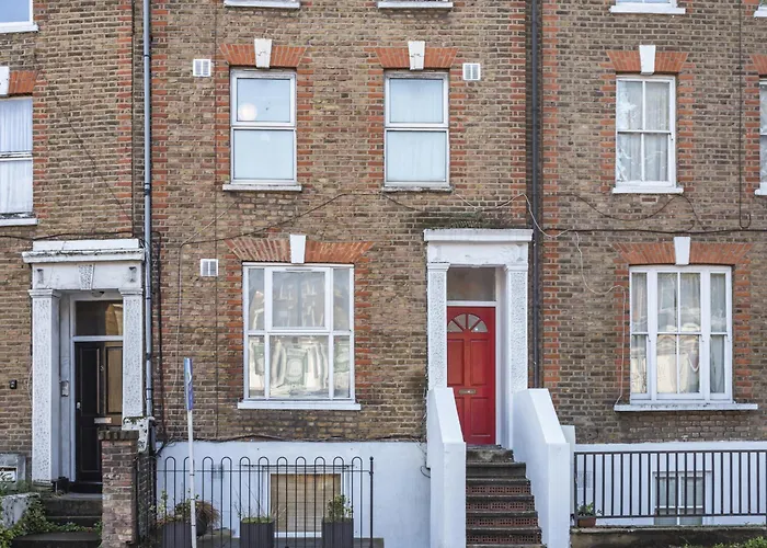 Luxury 1-Bed Apartment In Sought After Prime London Location