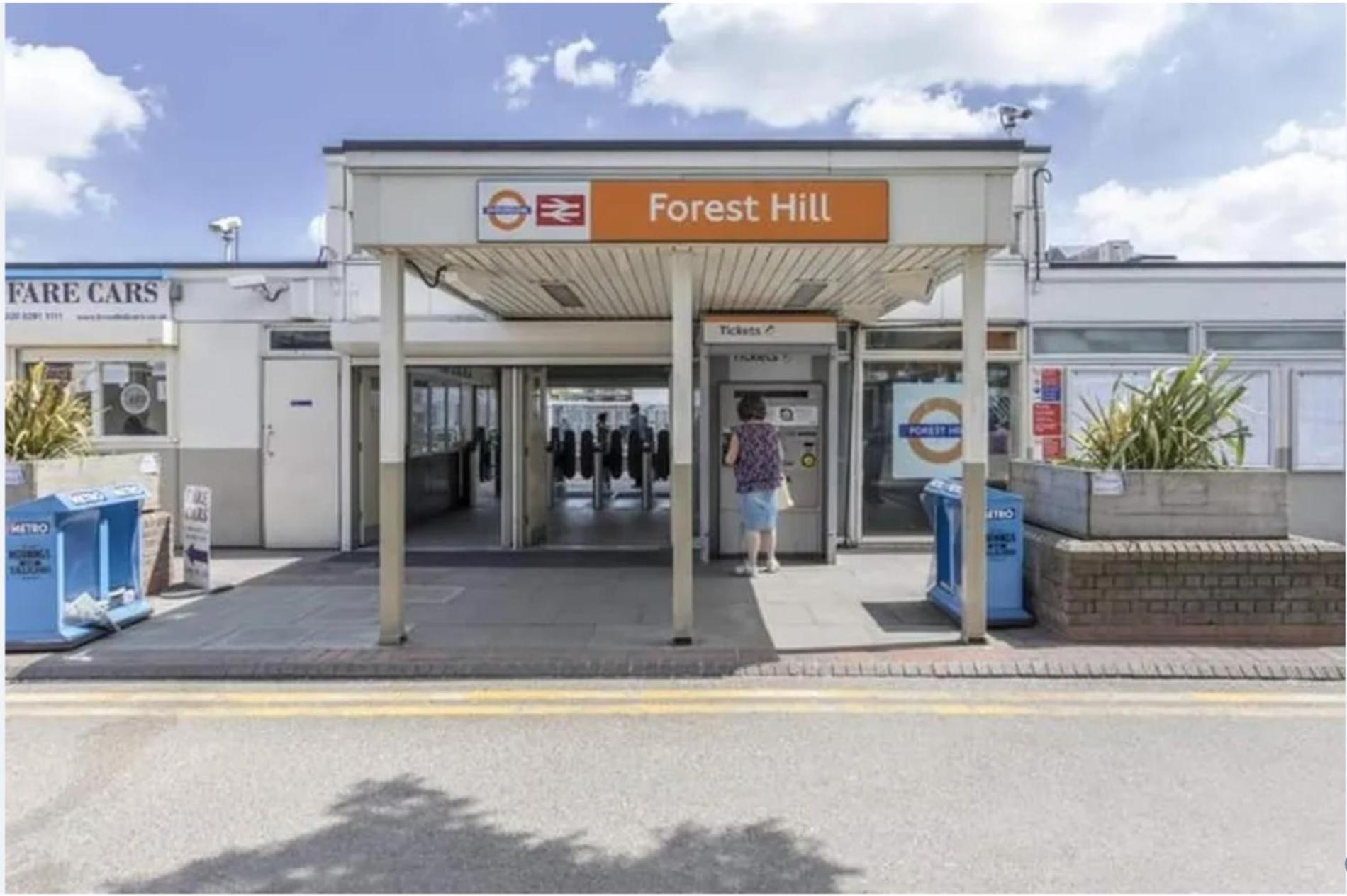 Luxury 1-bed In Sought After Prime Location Apartment *