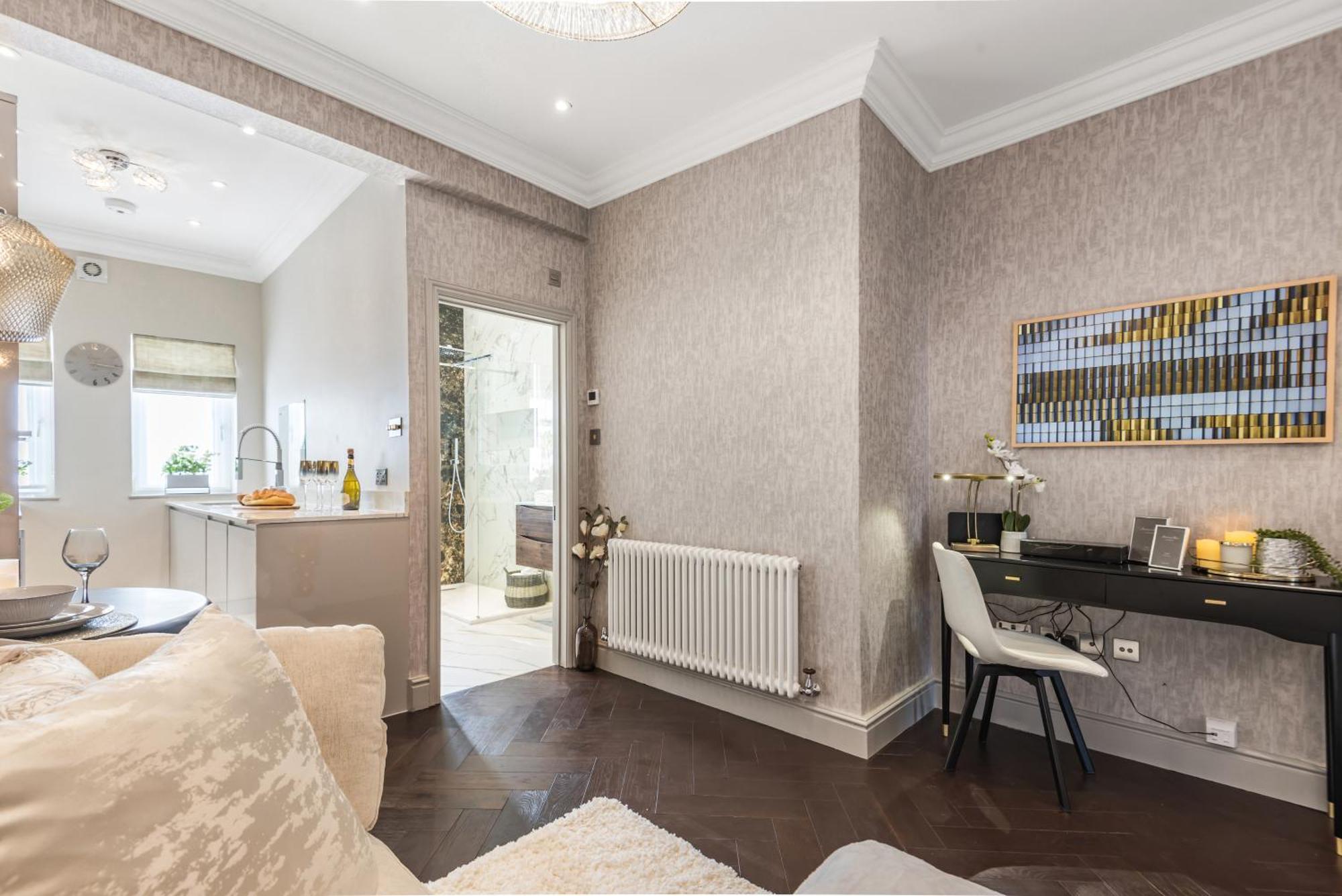 Luxury 1-bed In Sought After Prime Location Apartment *